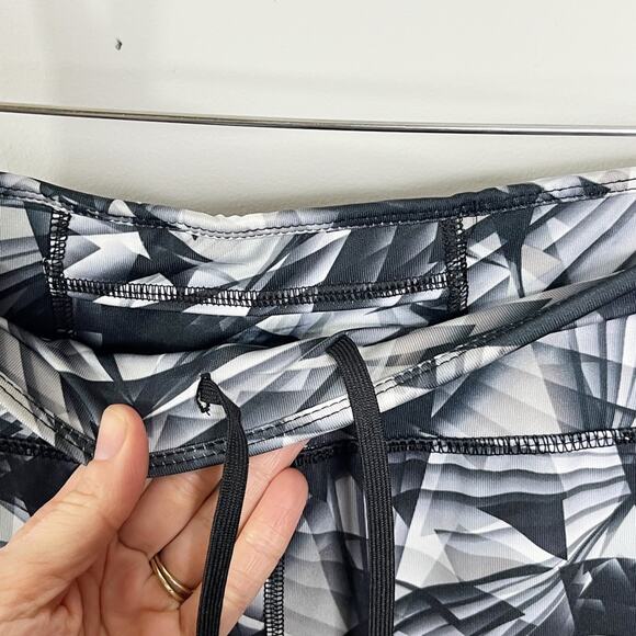 Danskin Now Women's Capri Athletic Leggings S Fitted Black White Geometric Print - Picture 5 of 10